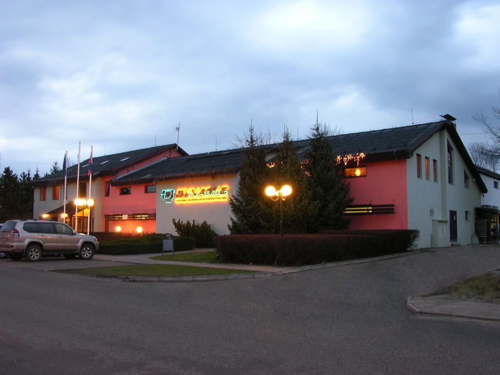 Hotel Dynamic Nova Dubnica Экстерьер фото